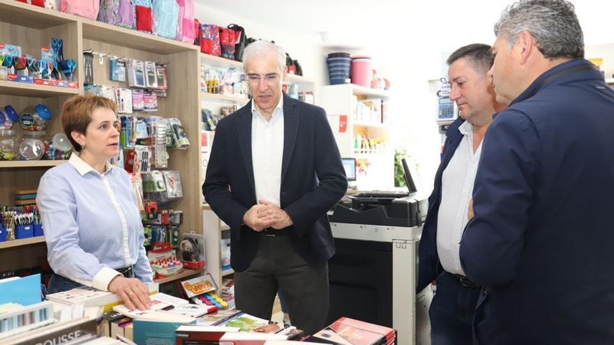 Conde promociona los bonos de comercio local en la librería Lito de Lestedo, abierta desde 1994