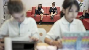 La síndica vol lluitar contra la segregació també des de l’aula