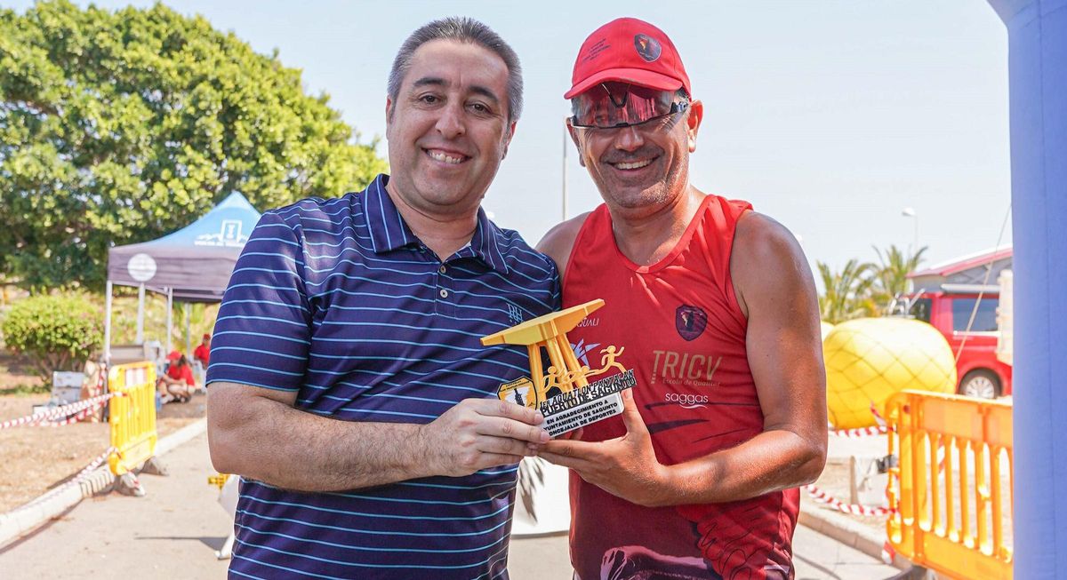 El concejal de Deportes y el director de la escuela del CT Huracán Puerto Sagunto-gilet.