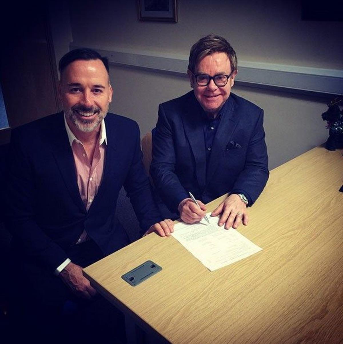 Elton John y David Furnish, firmando los papeles para ser un matrimonio legal