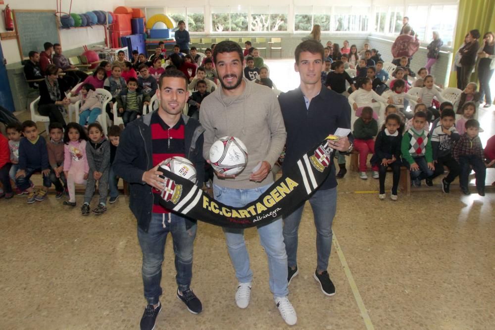 Futbolistas del Cartagena visitan un colegio