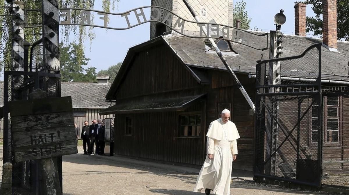 Francesc, després d’entrar per la porta sota la inscripció ’Arbeit macht frei’ (’El treball us fa lliures’), a Auschwitz, aquest divendres.