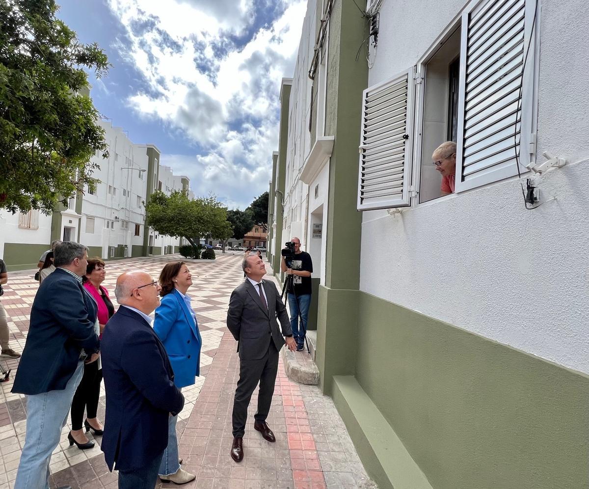 Imagen de la visita realizada este martes a las viviendas de Lomo Apolinario, en Las Palmas de Gran Canaria.