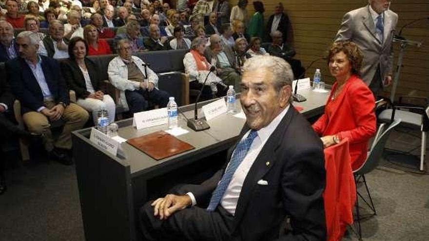 El exministro conferenciante, ayer, en la sede del Ateneo.