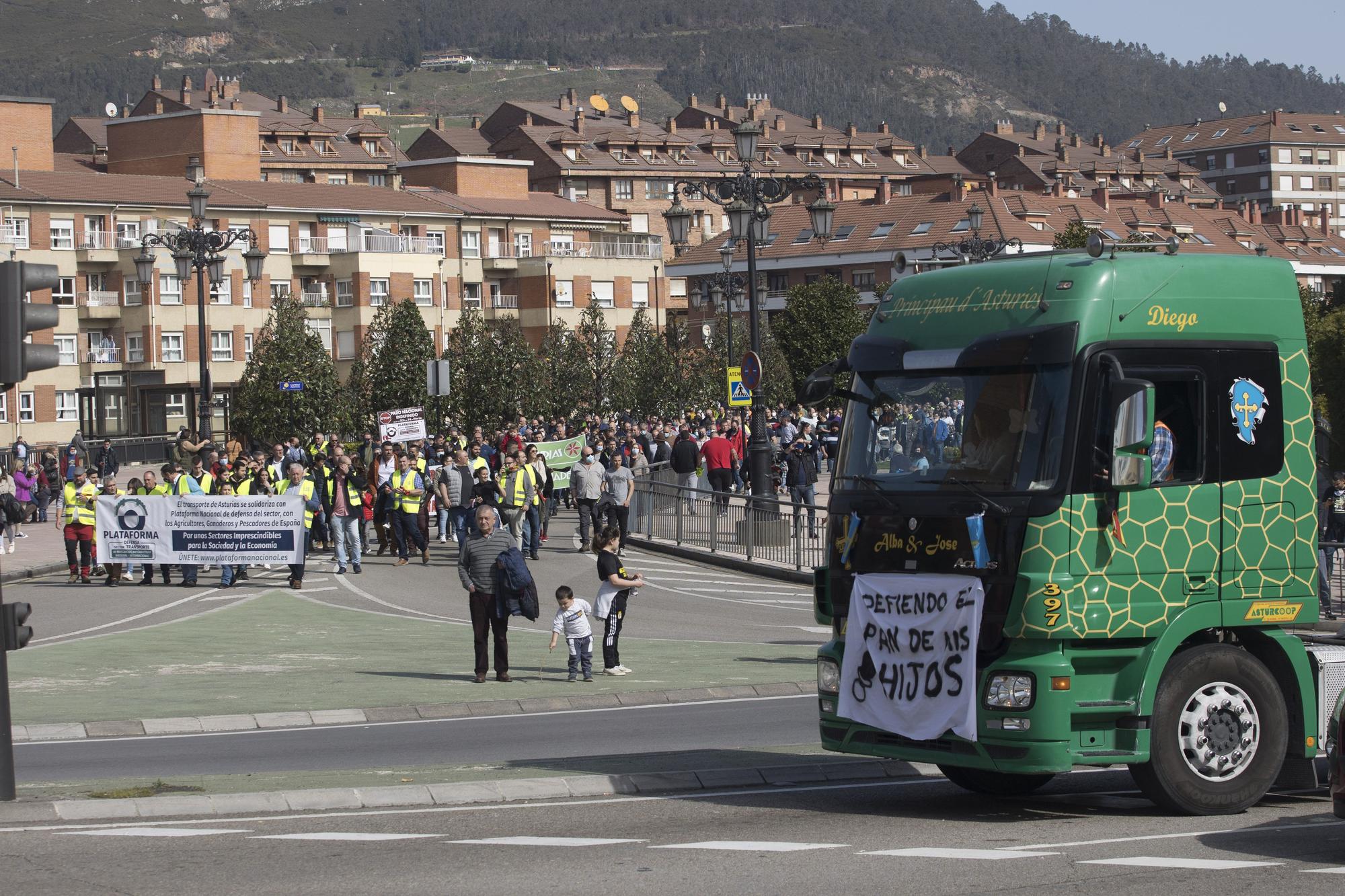 EN IMÁGENES: Los transportistas inundan las calles de Oviedo de camiones para visibilizar su protesta