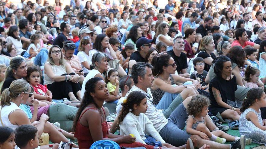 El auditorio municipal, a reventar de niños y familias ayer en Castrelos. | |