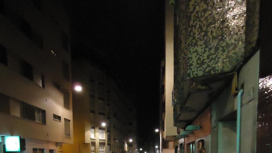 Una sereno, durante una jornada nocturna de trabajo en Gijón.