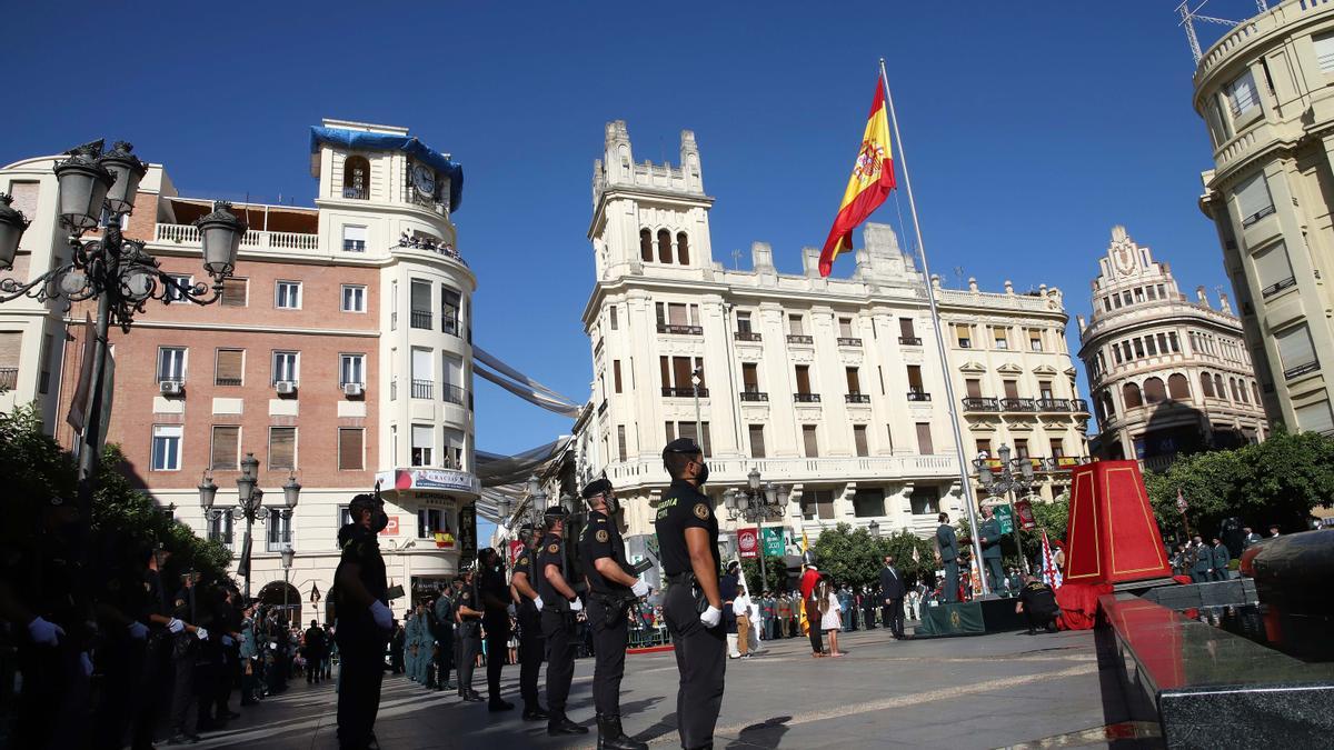 Izado de bandera en Las Tendillas en honor a la patrona de la Guardia Civil