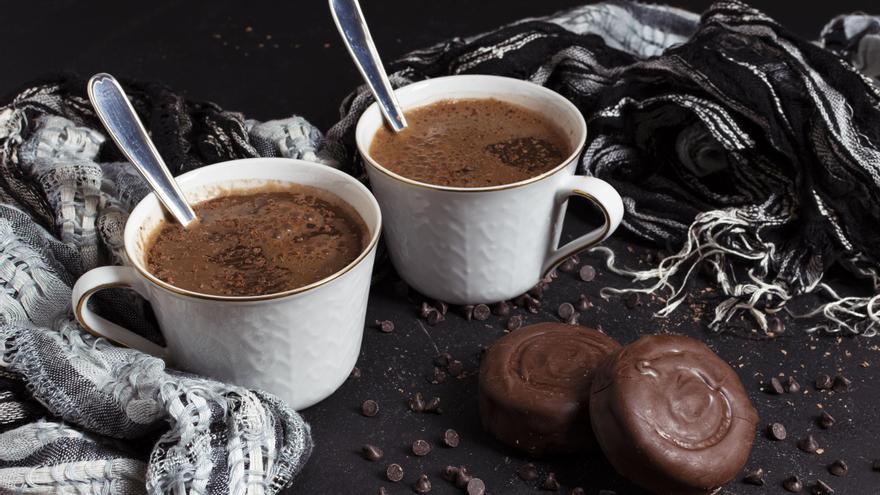 La receta de chocolate a la taza casero que no te hará engordar y se prepara en cinco minutos