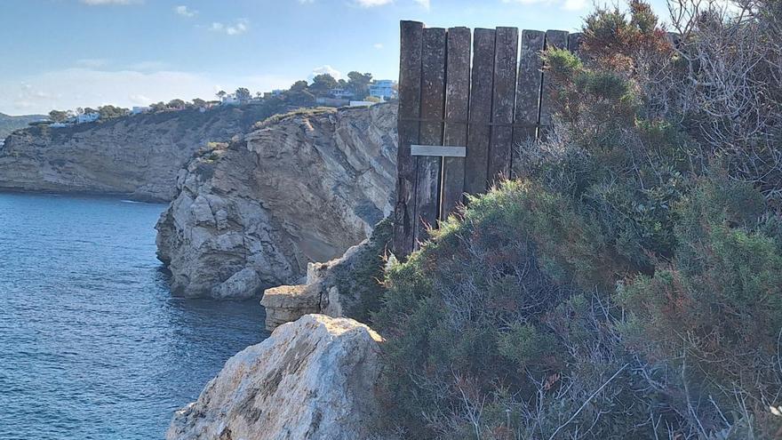 Villas privadas impiden el acceso público a la costa en Caló d’en Real