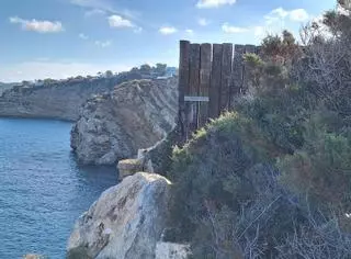 Villas privadas impiden el acceso público a la costa en Caló d’en Real