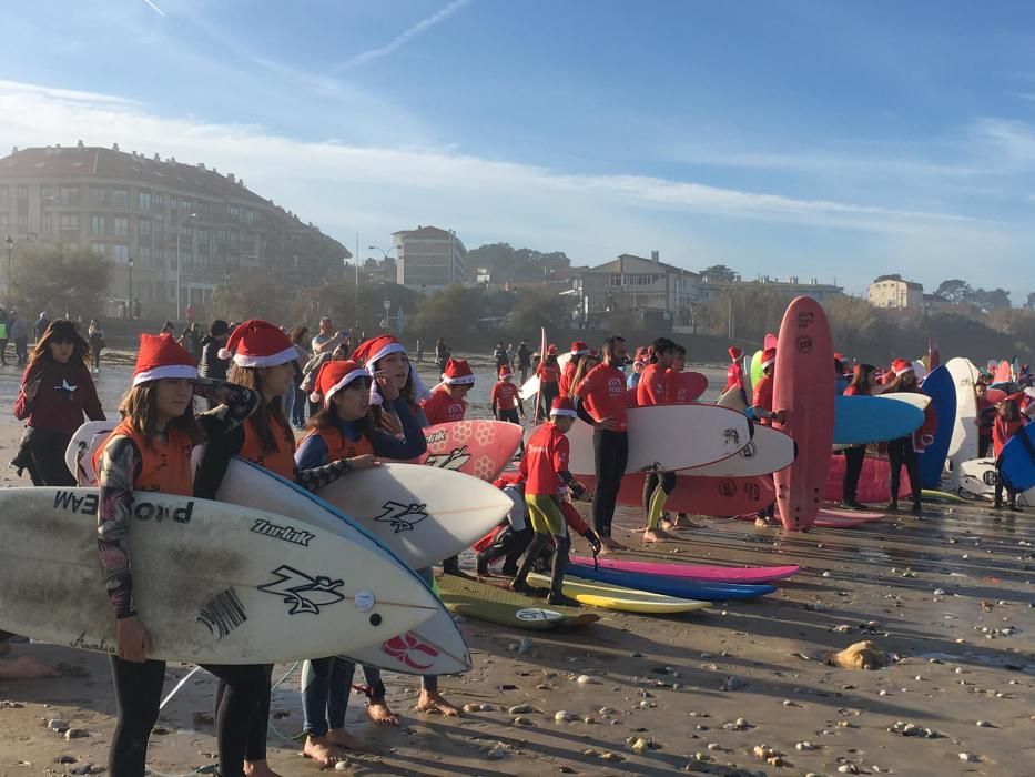 Papá Noel surfea en la playa de Patos