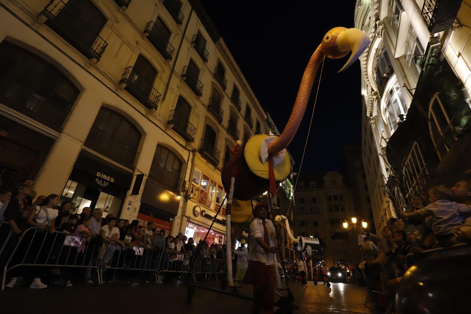 Un colorido y multitudinario pasacalles llena de alegría las calles de Zaragoza