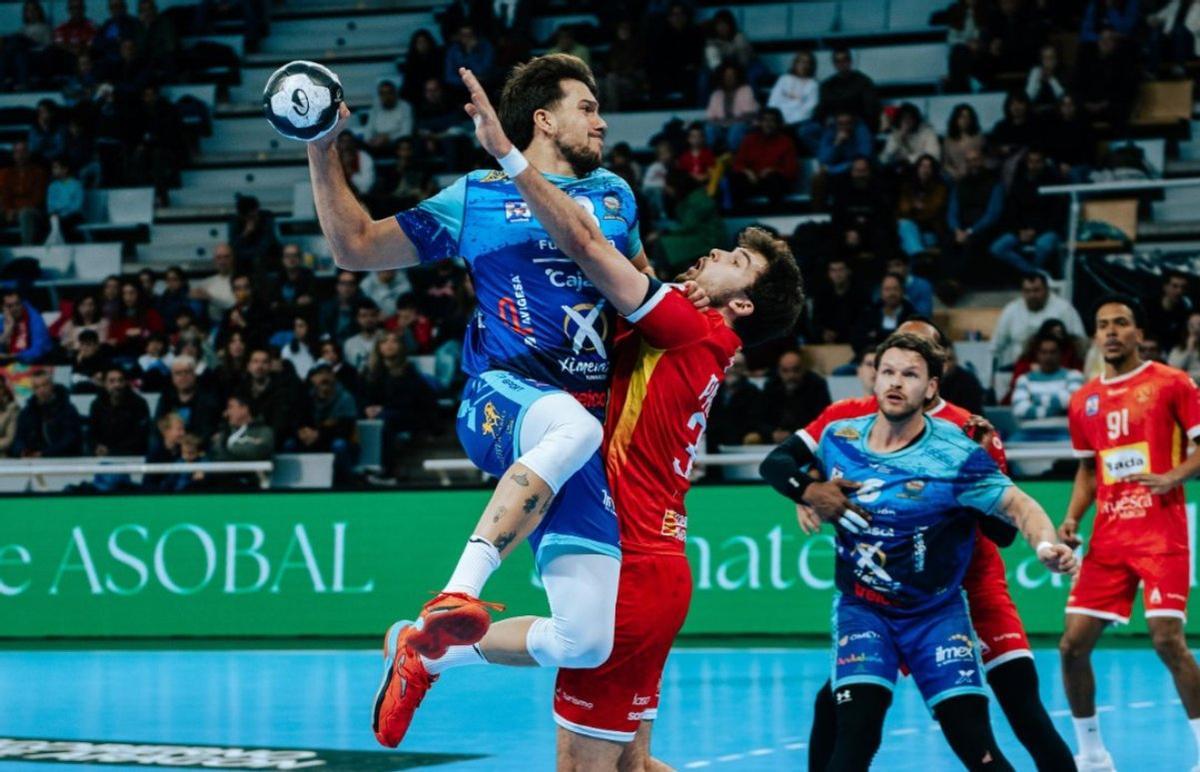 David Estepa realiza un  lanzamiento en la victoria del Cajasol Ángel Ximénez en Huesca.