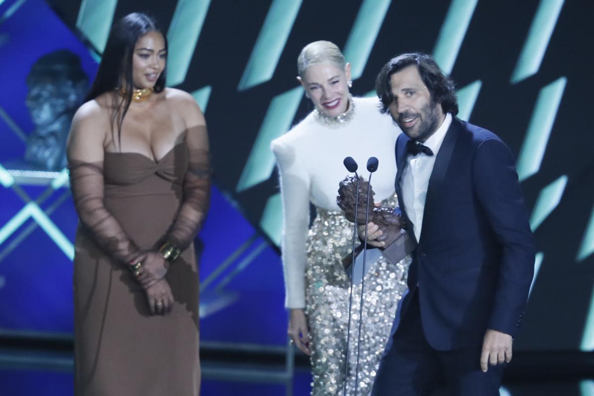 SEVILLA 11/02/2023.- Enrique Costa recibe el premio a mejor película europea en nombre de los realizadores de la película noruega La peor persona del mundo durante la gala de la XXXVII edición de los Premios Goya que se celebra este sábado en el Palacio de Congresos y Exposiciones FIBES de Sevilla. EFE/Jose Manuel Vidal