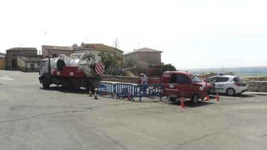 Un operario comprueba el funcionamiento del bombeo situado en el Puerto de la Magdalena. Foto