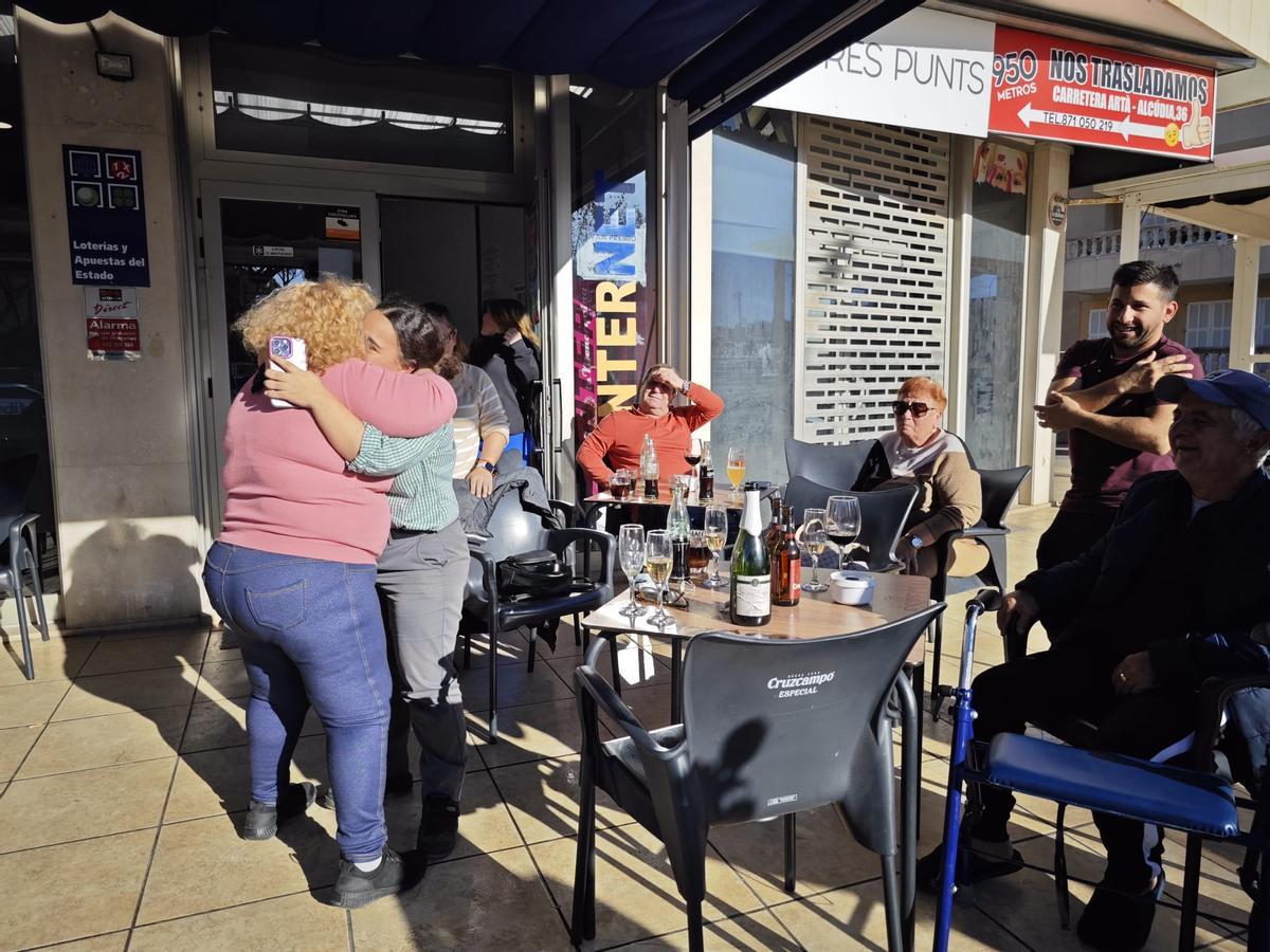 Así han celebrado en Can Picafort el Gordo de la Lotería de Naviad Así han celebrado en Can Picafort el Gordo de la Lotería de Naviad