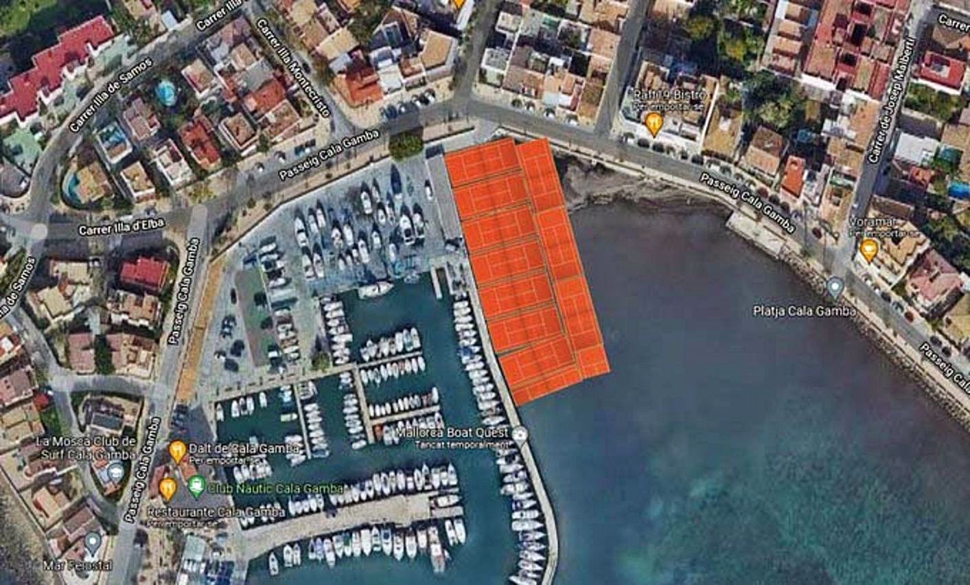 Parking y rampa de varada: equivalente a 10 pistas de tenis en Cala Gamba. 