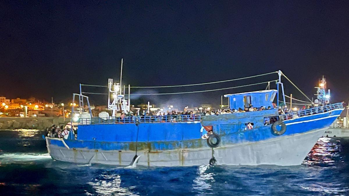 Imagen de archivo de un barco llevando migrantes a Lampedusa (Italia).