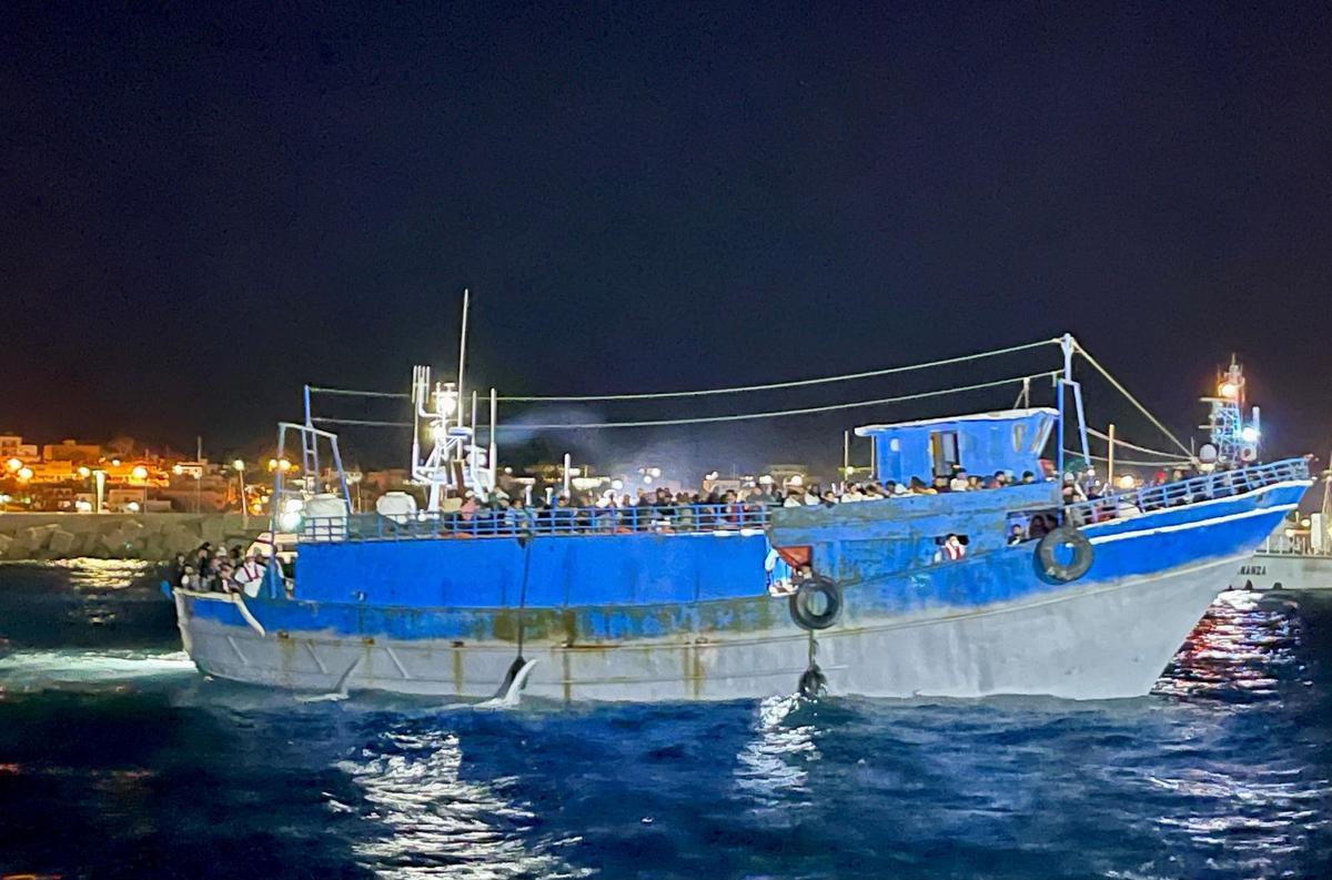 Imagen de archivo de un barco llevando migrantes a Lampedusa (Italia) Imagen de archivo de un barco llevando migrantes a Lampedusa (Italia)
