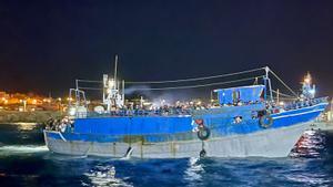 Imagen de archivo de un barco llevando migrantes a Lampedusa (Italia)