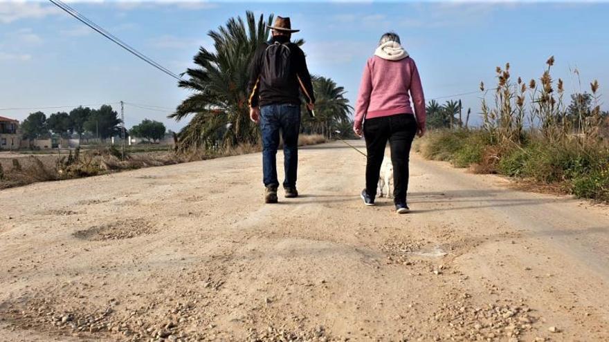 Los vecinos de San Felipe Neri señalan los baches en el camino de acceso al Parque Natural.