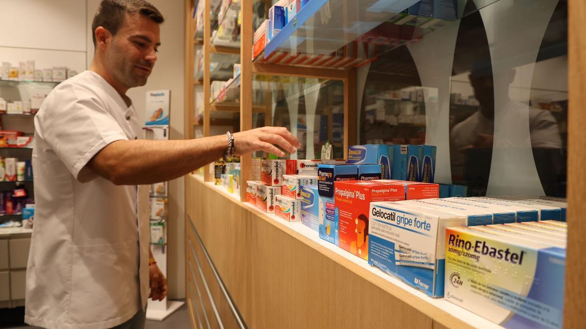 Un farmacéutico de Alicante con antigripales y bucofaríngeos, cuya venta aumenta con la llegada del otoño