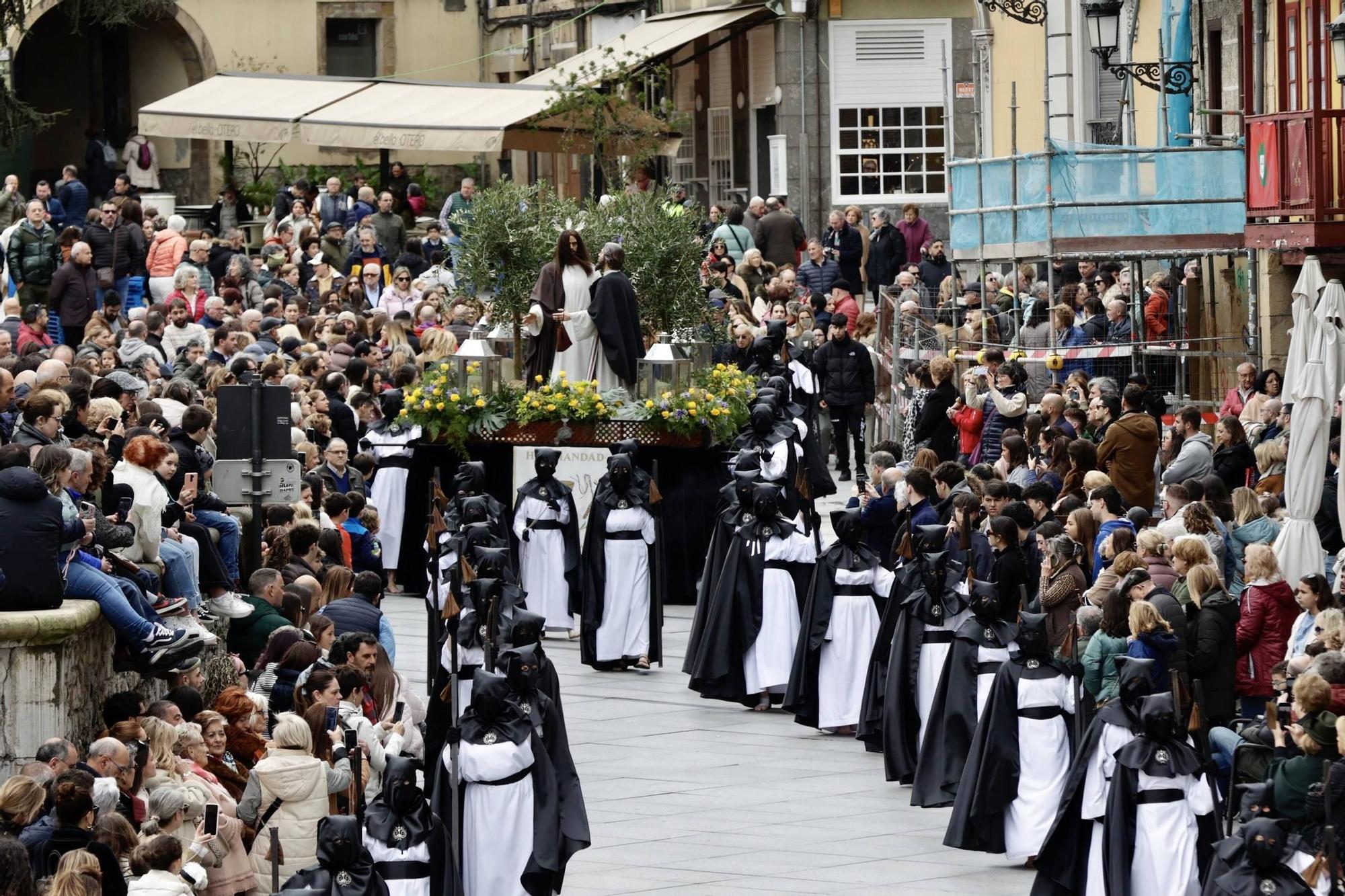 EN IMÁGENES: laprocesión del Beso de Judas en Avilés