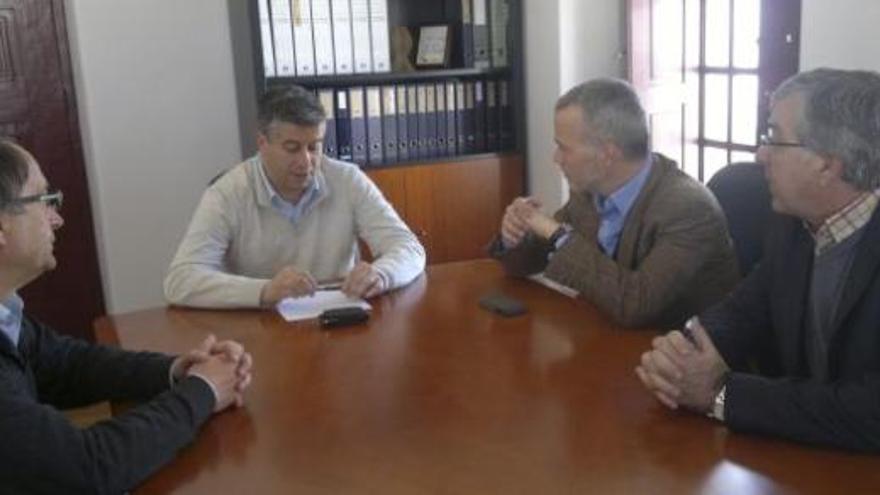 Manuel Ramos, Artur Nunes, Antonio Camacho y José Fernández en la reunión de ayer en Miranda.