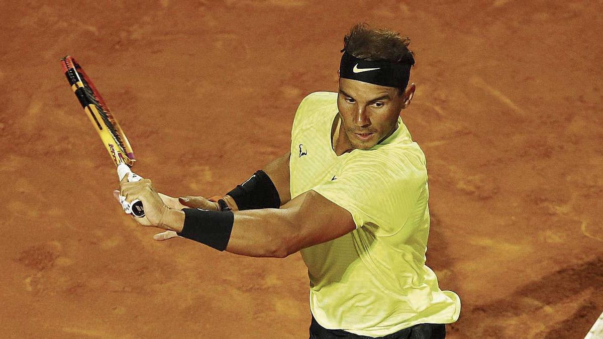 Nadal golpea de revés en su partido ante Carreño.