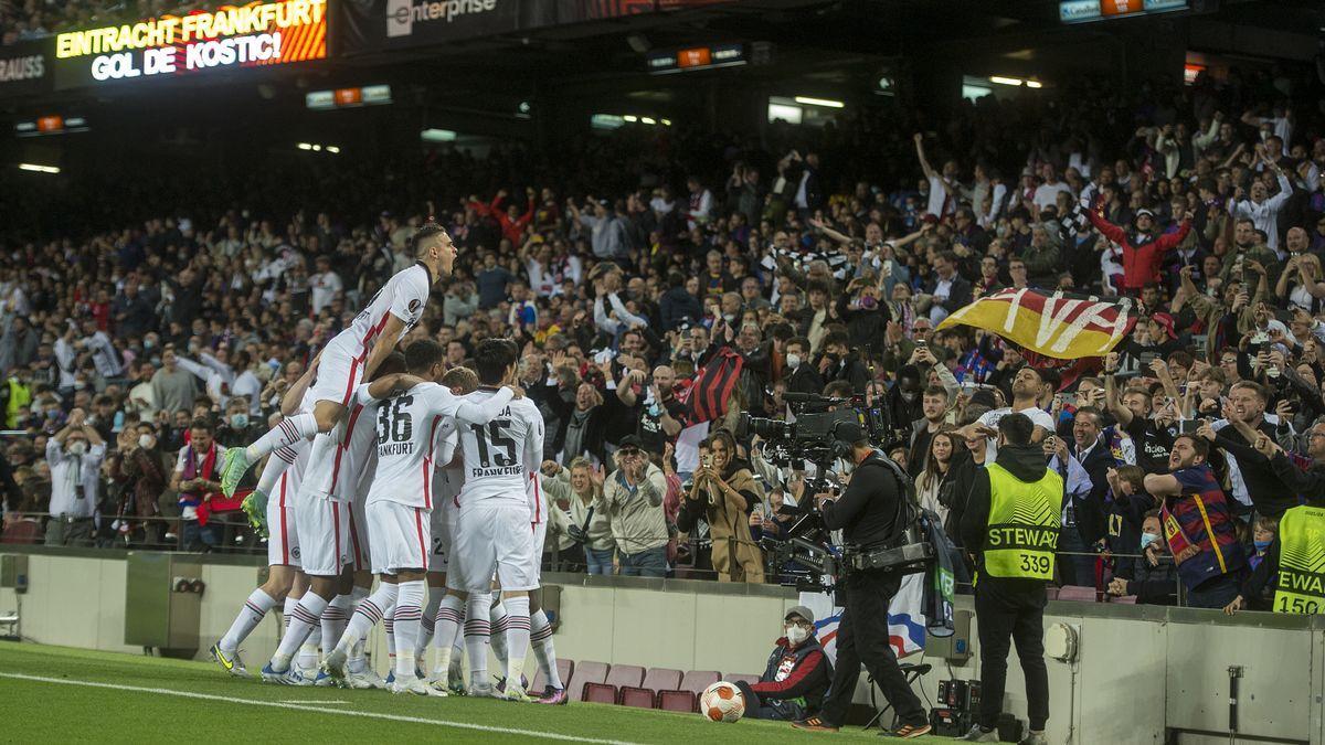 Los jugadores del Eintracht celebrando con sus aficionados en la grada el primer gol.