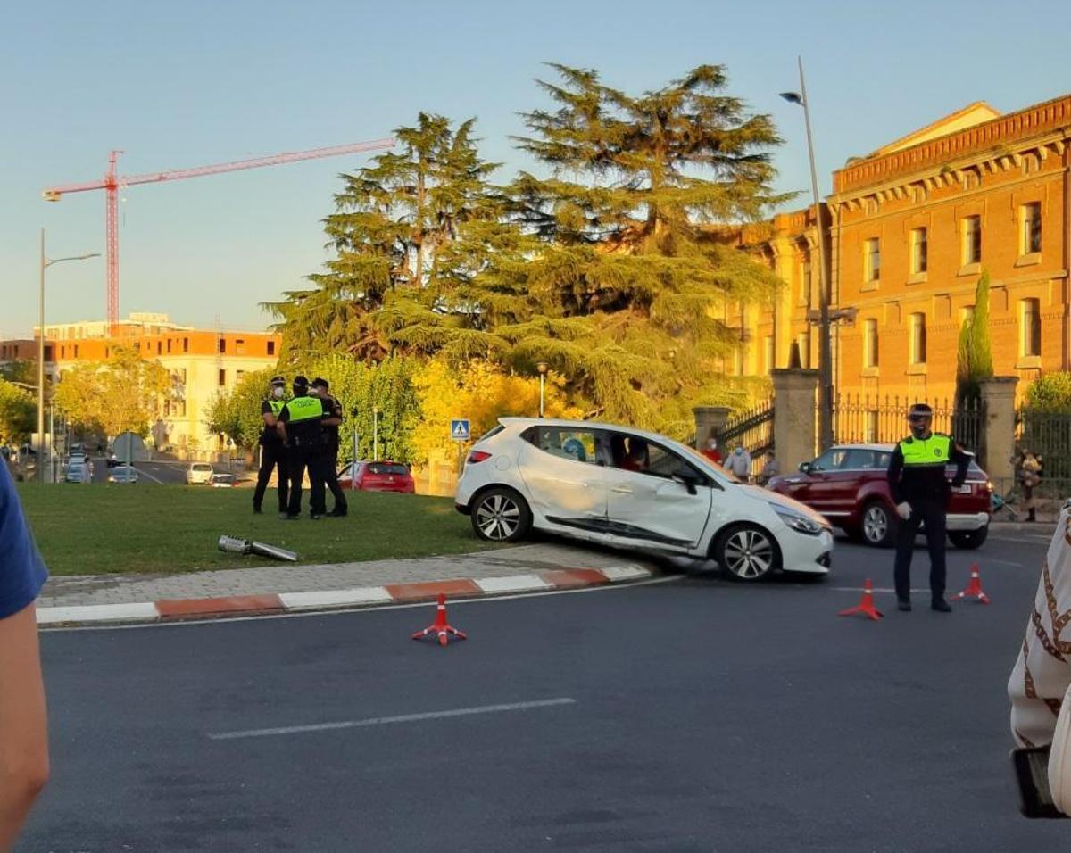 Un accidente acaba con un coche sobre una rotonda en Plasencia