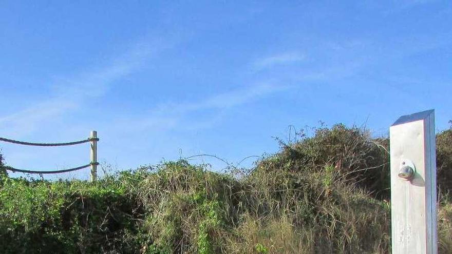 El muro construido por Costas en la playa de Toranda, en Llanes.