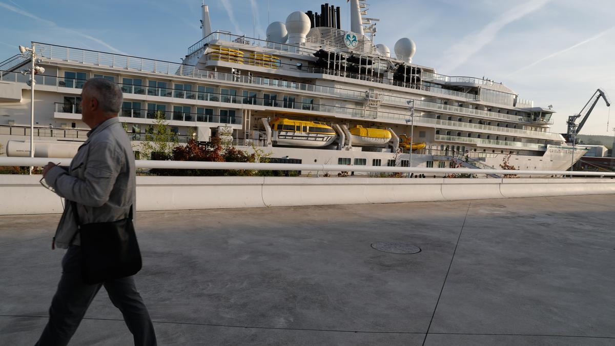 AsÍ es el "Crystal Endeavor", el primer ferry de lujo que atraca en Avilés tras la pandemia