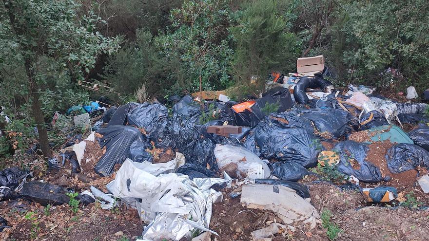 Carretera dels Àngels: Desenes de bosses plenes de terra de plantacions de marihuana