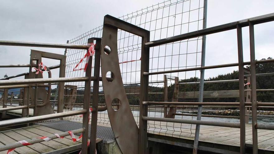 Valla de obra colocada como cierre del paseo marítimo de Navia.