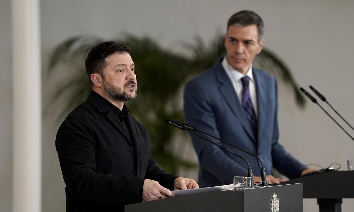 El presidente del Gobierno, Pedro Sánchez, durante el encuentro con el presidente de Ucrania, Volodímir Zelenski, en La Moncloa.
