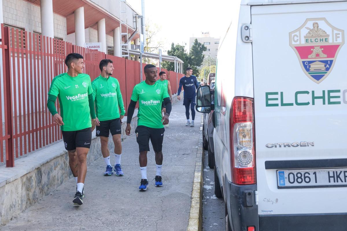 Jhegson Sebas Méndez, a la derecha, junto a Nico Castro y Óscar Plano, llegando al Díez Iborra para realizar un entrenamiento