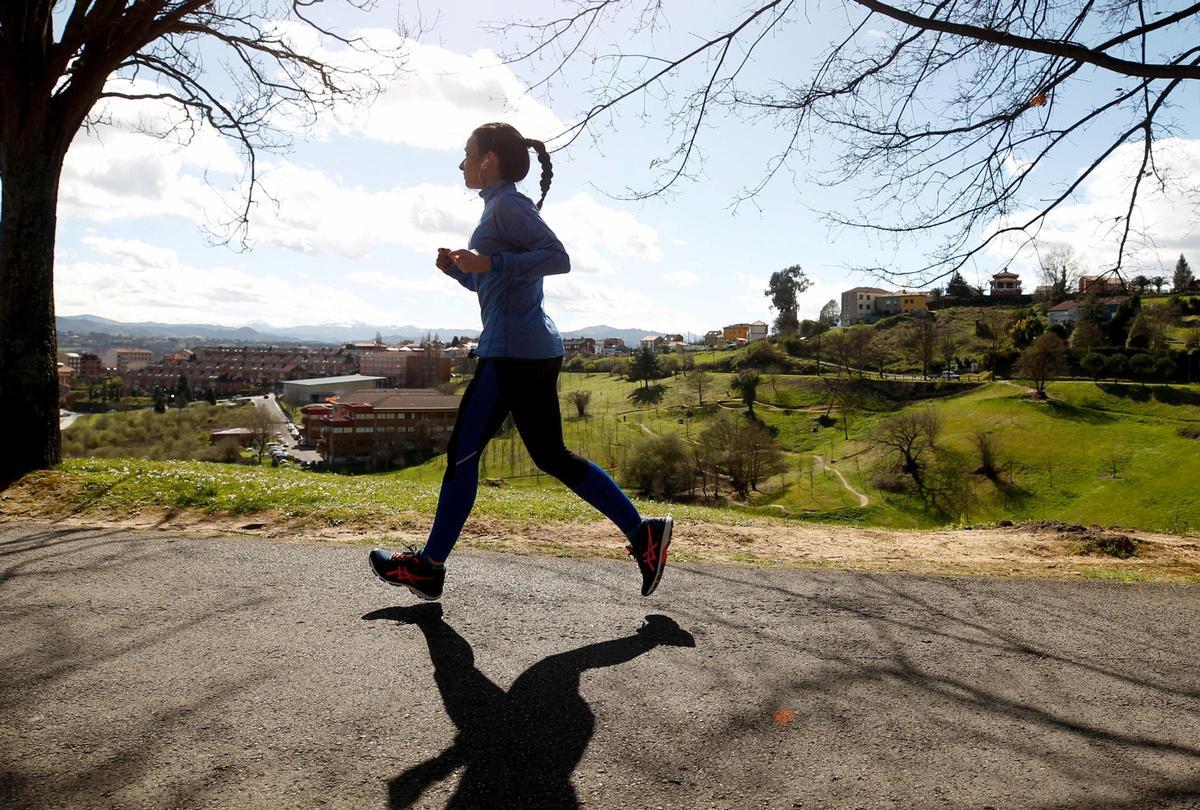 Una mujer corriendo en la pista finlandesa en una imagen de archivo.