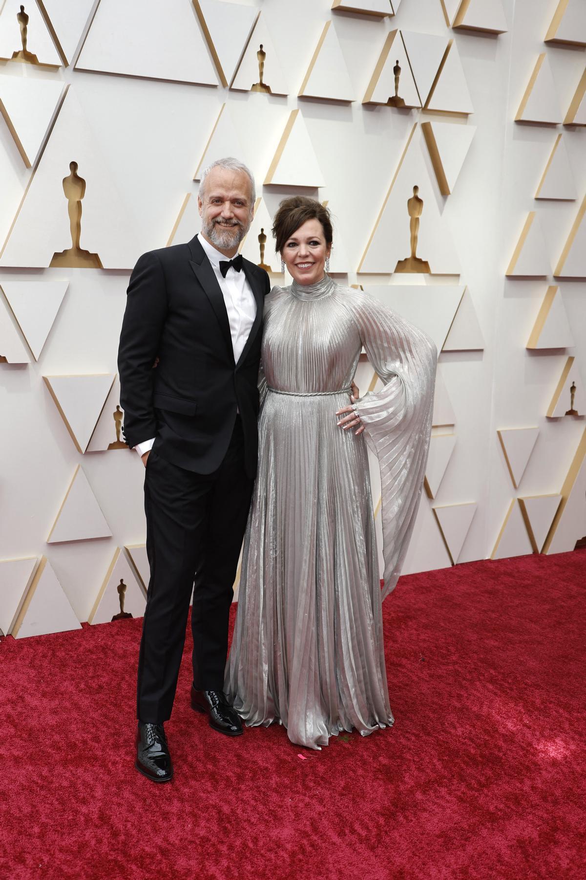Ed Sinclair y Olivia Colman, en la alfombra roja de los Oscars 2022.