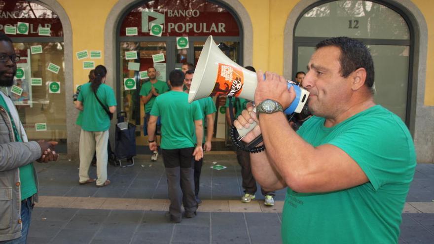 Una protesta a Manresa davant del Banc Popular, en una imatge d&#039;arxiu