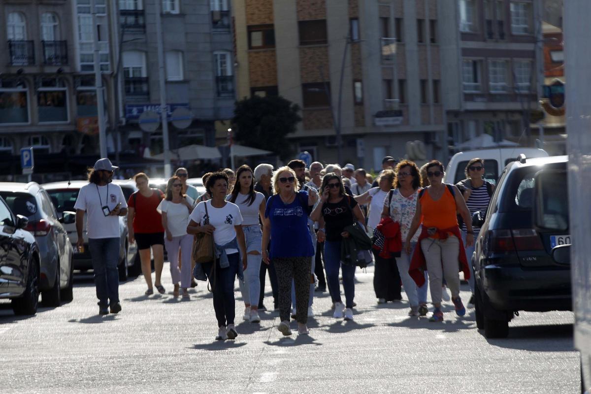 Turistas paseando por O Grove.