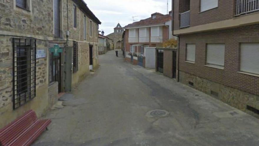 Vista de la farmacia de Ayoó de Vidriales en primer plano, en la calle de la Iglesia.