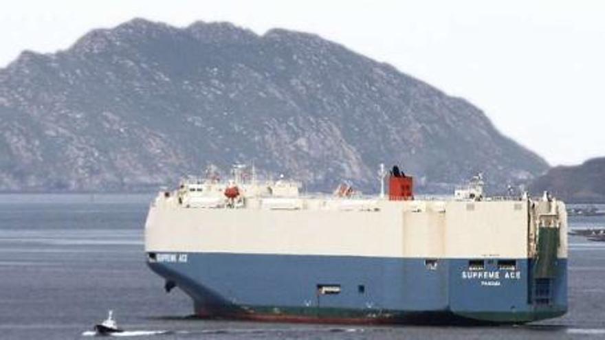 El car-carrier &quot;Supreme ACE&quot; navega hacia la bocana de la ría tras descargar en Bouzas.  // Jorge Santomé