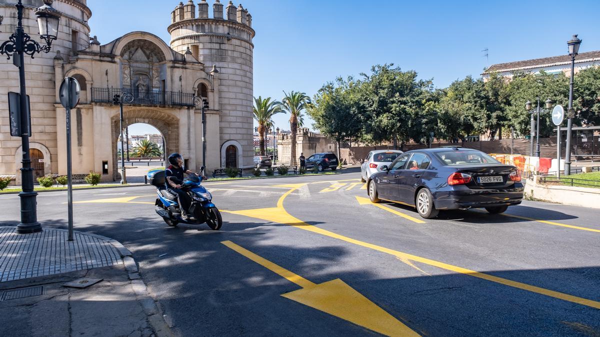 La mitad de la plaza ya está cerrada al tráfico.