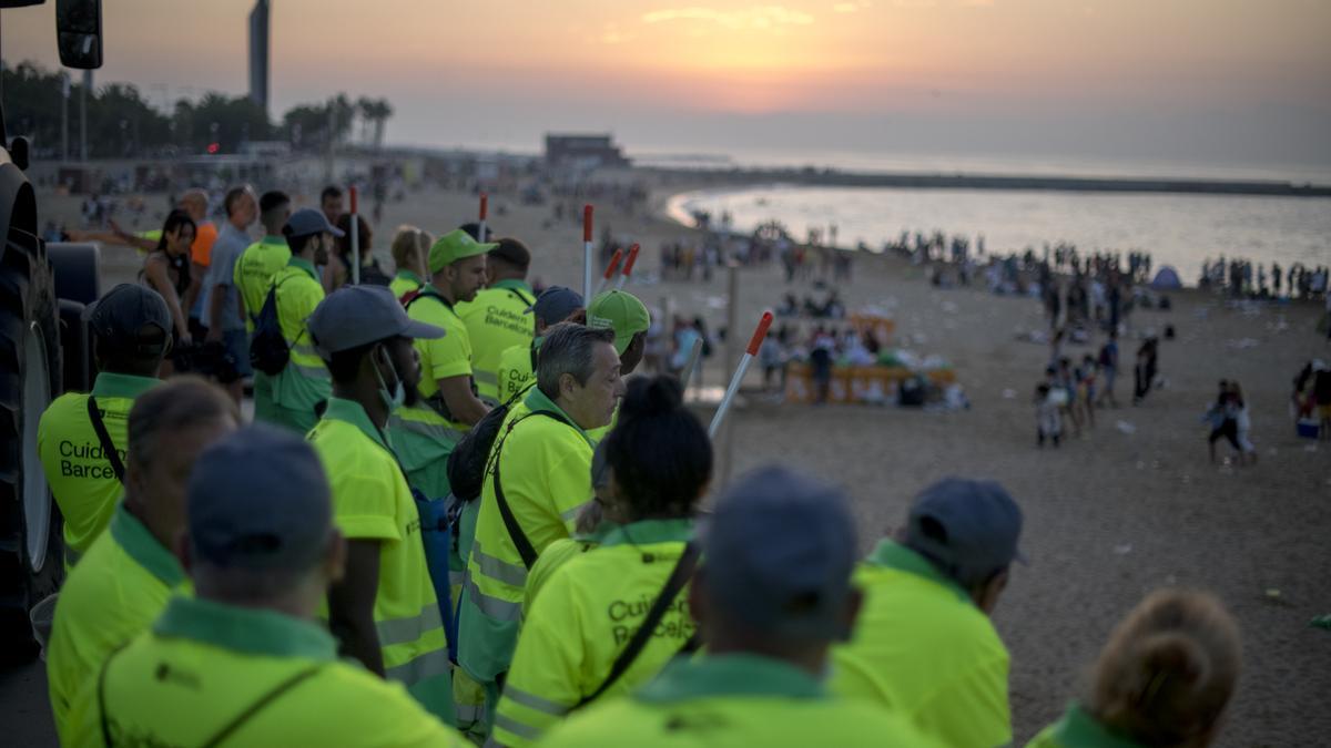 Desalojo y  limpieza de la playa de Nova Icaria tras la verbena de Sant Joan