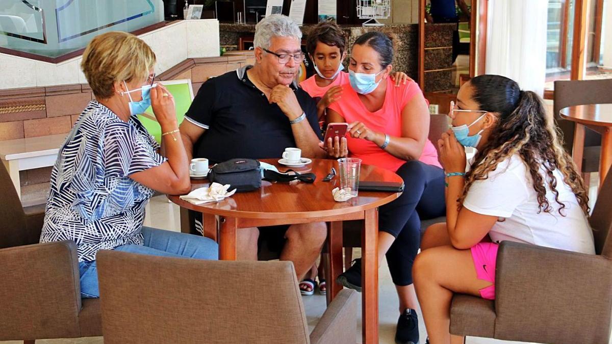 Turistes francesos provinents de París a la recepció de l&#039;Hotel Evenia Olympic de Lloret de Mar.