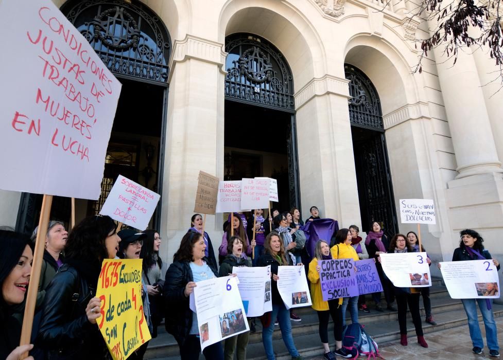 Manifestantes recorren la calle Colón.