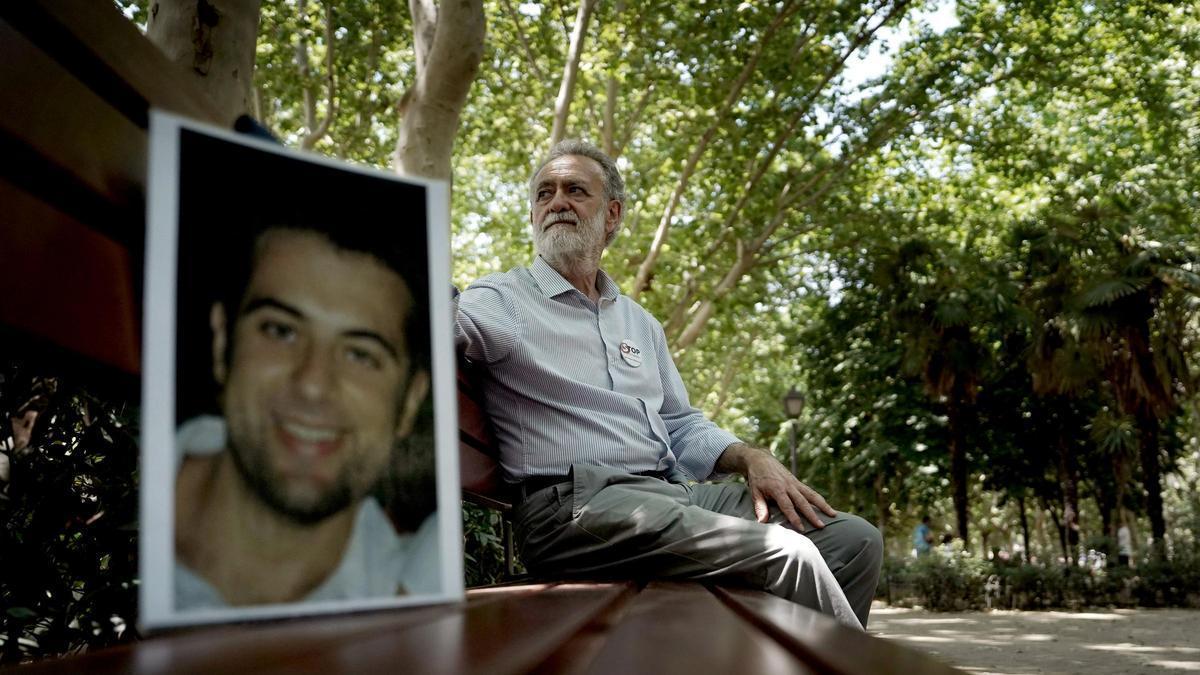 Fernando Muñoz, padre de Germán, un joven de 25 años que se quedó dormido y falleció en un siniestro vial.