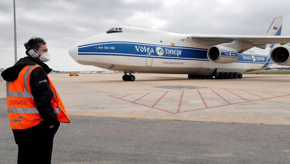 Aterriza en València el cuarto avión con material chino para hospitales valencianos